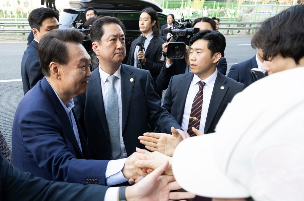 4月11日，韓國前總統(tǒng)尹錫悅（左一）在離開首爾漢南洞官邸時與支持者握手。新華社發(fā)（全休相攝）