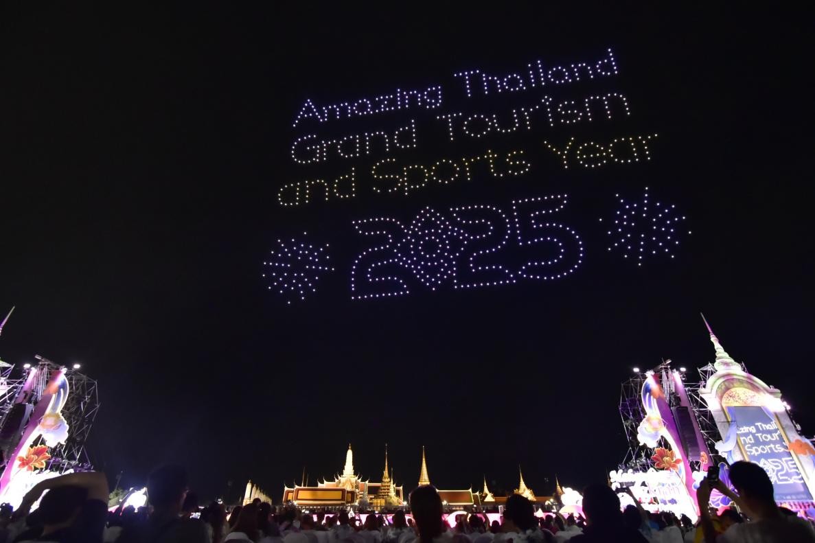由1200架無人機(jī)組成的燈光秀點亮夜空。泰國國家旅游局供圖