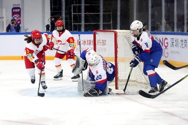 中國隊球員孔明會(左一)射門。圖片來源：中國冰球協(xié)會