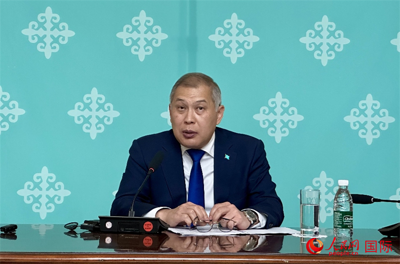 哈薩克斯坦駐華大使沙赫拉特·努雷舍夫在哈駐華大使館舉辦新聞發(fā)布會。人民網(wǎng)阿爾達克 攝