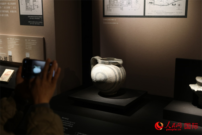 參觀者在拍攝。4月14日，來自希臘伊拉克利翁考古博物館的文物在故宮博物院展出。（人民網(wǎng) 張澤宇攝）