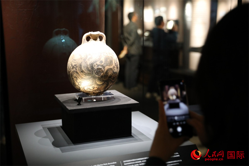 參觀者在拍攝。4月14日，來自希臘伊拉克利翁考古博物館的文物在故宮博物院展出。（人民網(wǎng) 張澤宇攝）