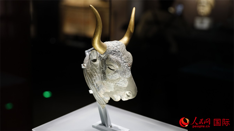 公牛頭型綠泥石來通杯。4月14日，來自希臘伊拉克利翁考古博物館的文物在故宮博物院展出。（人民網(wǎng) 張澤宇攝）