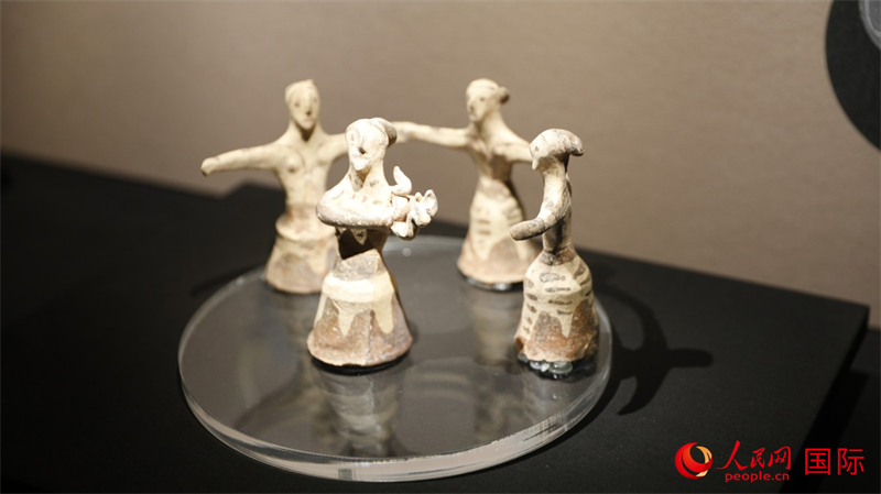 舞蹈者與音樂家雕塑群像。4月14日，來自希臘伊拉克利翁考古博物館的文物在故宮博物院展出。（人民網(wǎng) 張澤宇攝）