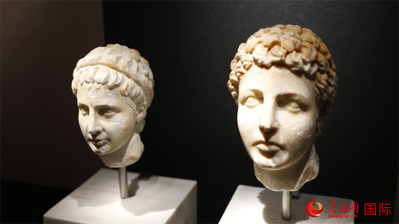 兄弟大理石頭像。4月14日，來自希臘伊拉克利翁考古博物館的文物在故宮博物院展出。（人民網(wǎng) 張澤宇攝）