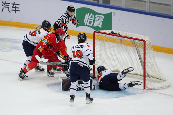 中國隊球員曲樂(左二)破門得分。圖片來源：中國冰球協(xié)會 此役中國隊首發(fā)陣容是詹佳慧、于柏巍、孔明會、趙啟男、曲樂、方新。比賽進(jìn)行至2分43秒，荷蘭隊率先取得進(jìn)球，1:0領(lǐng)先。失球后的中國隊打得更加積極主動，多次獲得射門機(jī)會，但可惜沒有破門得分。 第二節(jié)39分34秒，中國隊曲樂在王佳欣和孔明會的助攻下破門，將比分扳平，這也是中國隊在本屆賽事中取得的首個進(jìn)球。 末節(jié)43分42秒，荷蘭隊球員勾人犯規(guī)，被判罰任意球。中國隊張夢瑩執(zhí)行并打進(jìn)，2:1反超比分。最后階段，荷蘭隊撤下守門員，場上6人進(jìn)攻但未能進(jìn)球。最終，中國隊以2:1逆轉(zhuǎn)戰(zhàn)勝對手，取得本屆世錦賽首場勝利。 在昨日進(jìn)行的另外兩場比賽中，奧地利隊3:2力克斯洛伐克隊，法國隊2:1戰(zhàn)勝丹麥隊。三輪比賽過后，奧地利隊三戰(zhàn)全勝領(lǐng)跑積分榜，斯洛伐克隊和法國隊2勝1負(fù)分列二、三位，丹麥隊和中國隊1勝2負(fù)排在四至五位，荷蘭隊三戰(zhàn)皆負(fù)積分墊底。