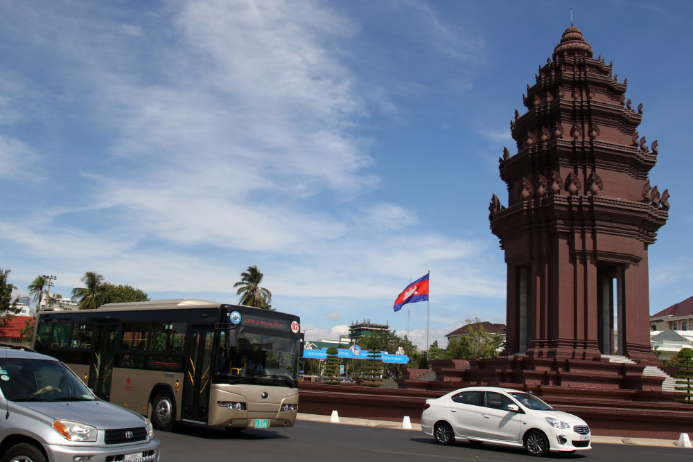 2018年1月5日，在柬埔寨金邊，一輛中國(guó)援助的“宇通”公交車(chē)經(jīng)過(guò)獨(dú)立紀(jì)念碑。