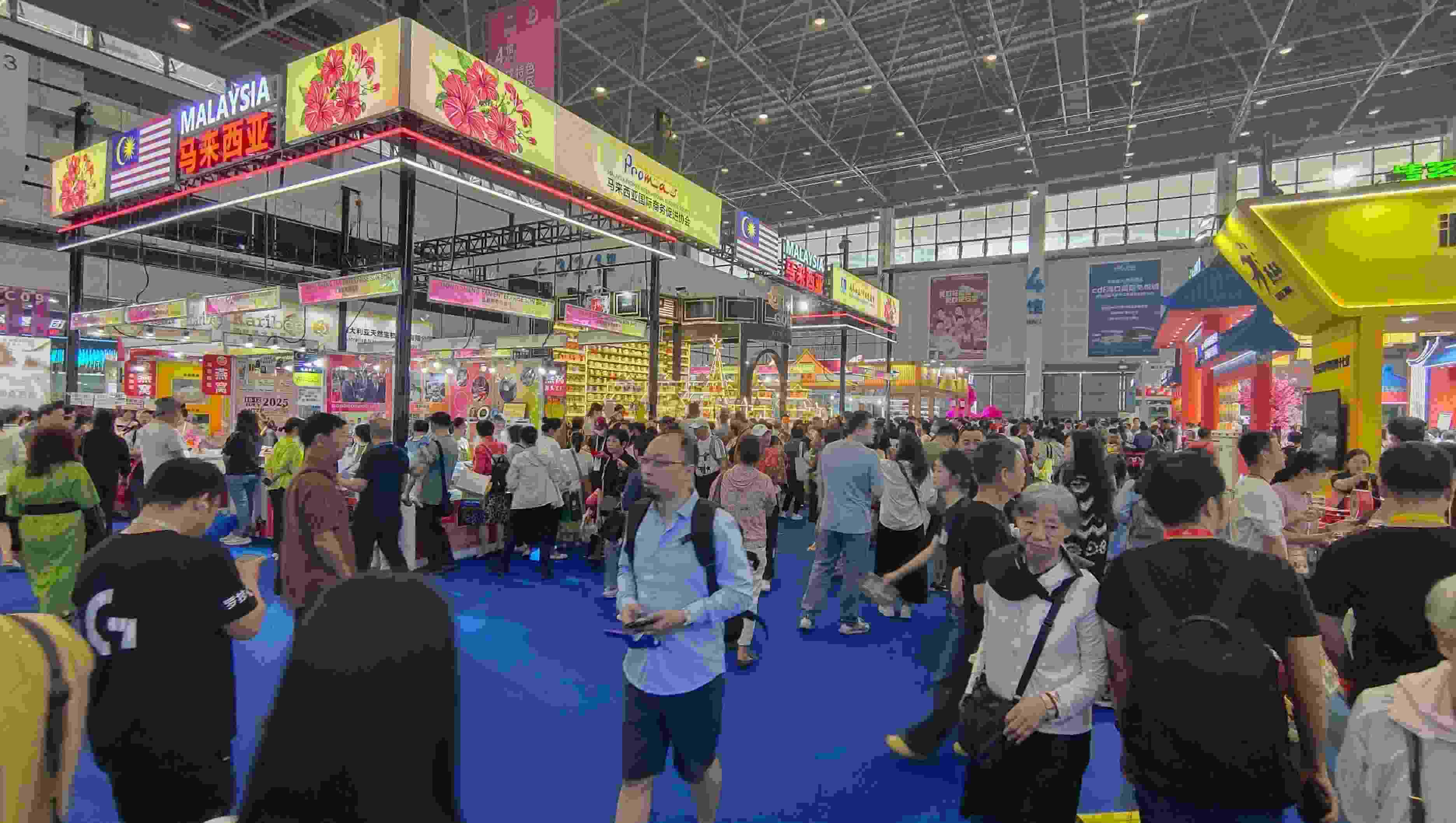 消博會迎來公眾開放日，眾多市民、客商來到展館參觀、購物。人民網(wǎng)記者 李彤?dāng)z