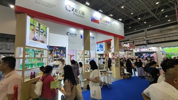 觀展者在各國展臺采購、咨詢。人民網(wǎng)記者 李彤?dāng)z