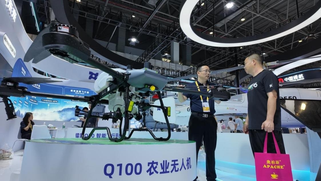 低空經(jīng)濟(jì)展區(qū)展出的農(nóng)業(yè)無人機(jī)裝備。人民網(wǎng) 歐陽易佳攝