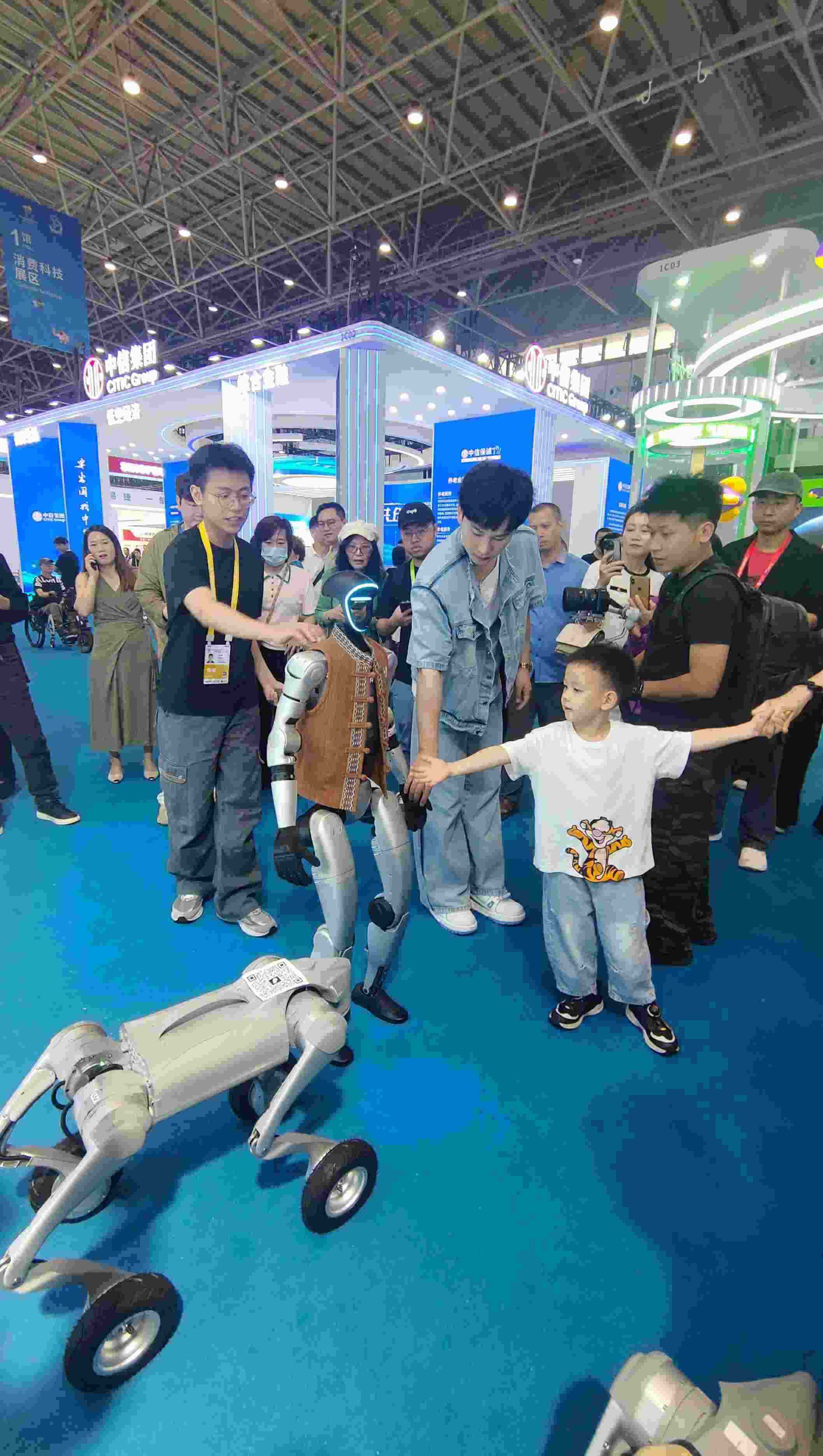 消博會現(xiàn)場，機(jī)器人等科技消費(fèi)產(chǎn)品吸引觀展者駐足。人民網(wǎng)記者 李彤?dāng)z
