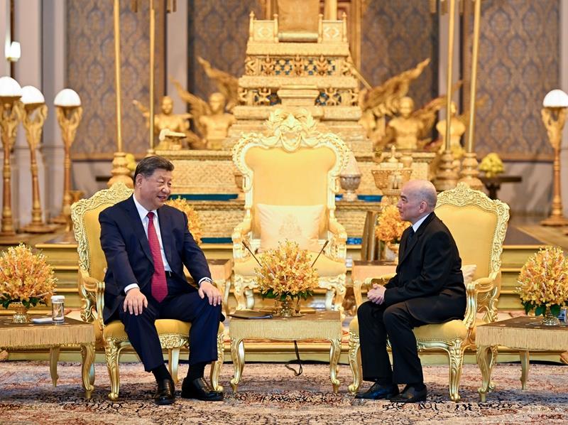 4月17日，柬埔寨國(guó)王西哈莫尼同習(xí)近平主席在金邊王宮舉行會(huì)見。