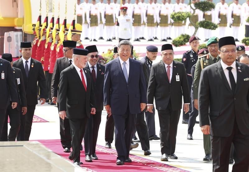 4月16日，馬來(lái)西亞最高元首易卜拉欣在馬來(lái)西亞國(guó)家王宮廣場(chǎng)為習(xí)近平主席舉行隆重歡迎儀式。