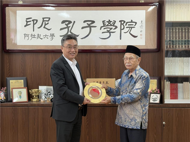 雙方交換禮物?；顒又鬓k方供圖