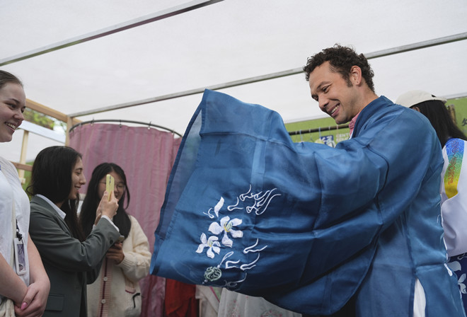 外國青年試穿漢服。中外語言交流合作中心供圖