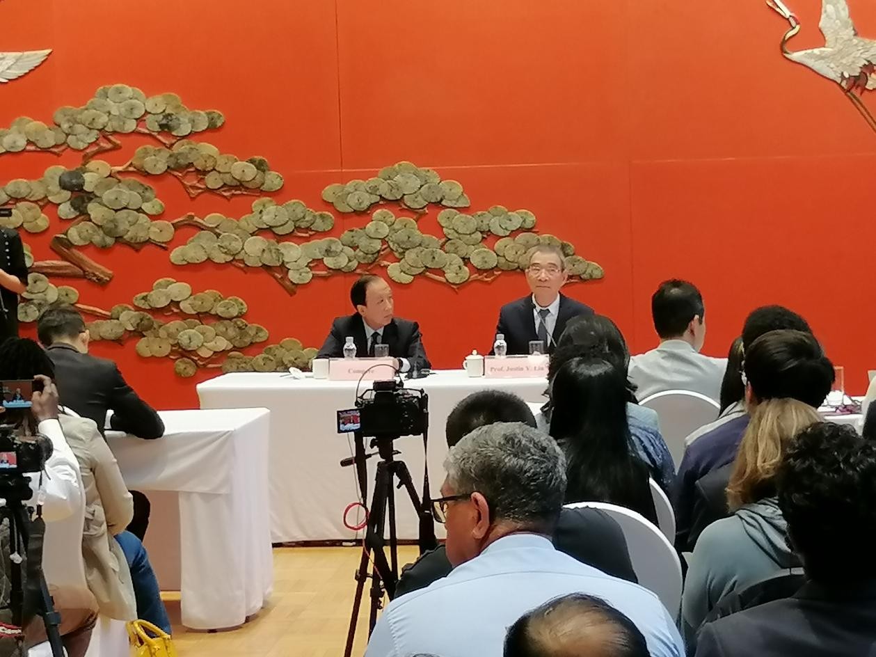 圖為21日舉行的“臨甲7號沙龍”，林毅夫（右一）在回答中外媒體記者的提問。 人民網(wǎng)記者 李瀟攝