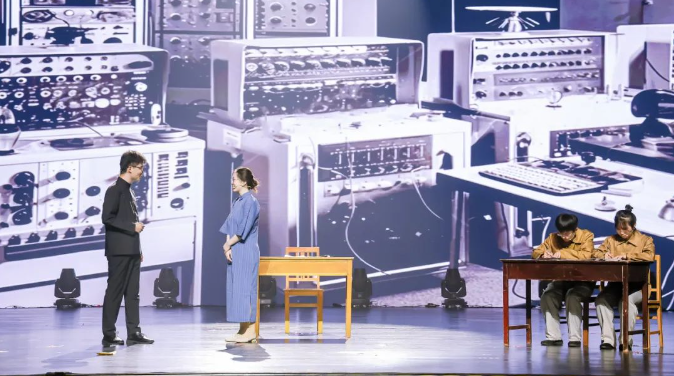 第二屆弘揚(yáng)“兩彈一星”精神話劇大賽決賽現(xiàn)場。學(xué)校供圖