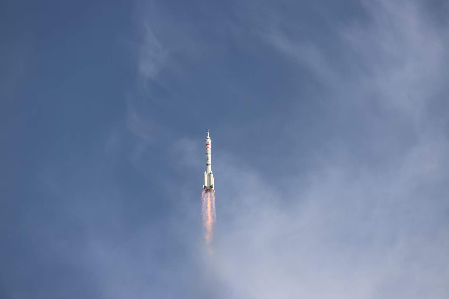 長征二號(hào)F遙二十運(yùn)載火箭點(diǎn)火發(fā)射。人民網(wǎng)記者 黃帆攝