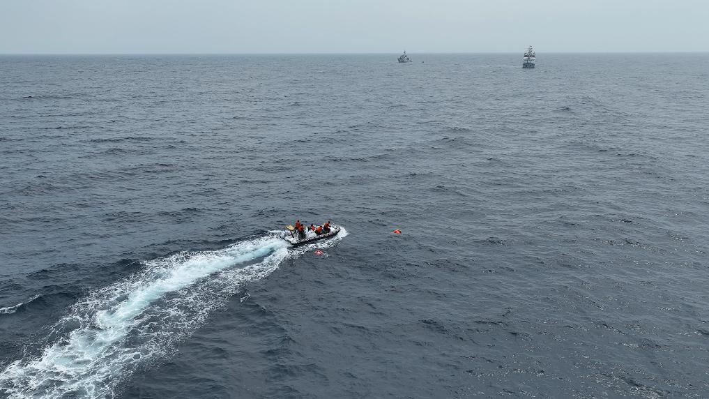 4月23日，中越海警開展海上聯(lián)合搜救演練，模擬營救落水人員。（中國海警供圖）