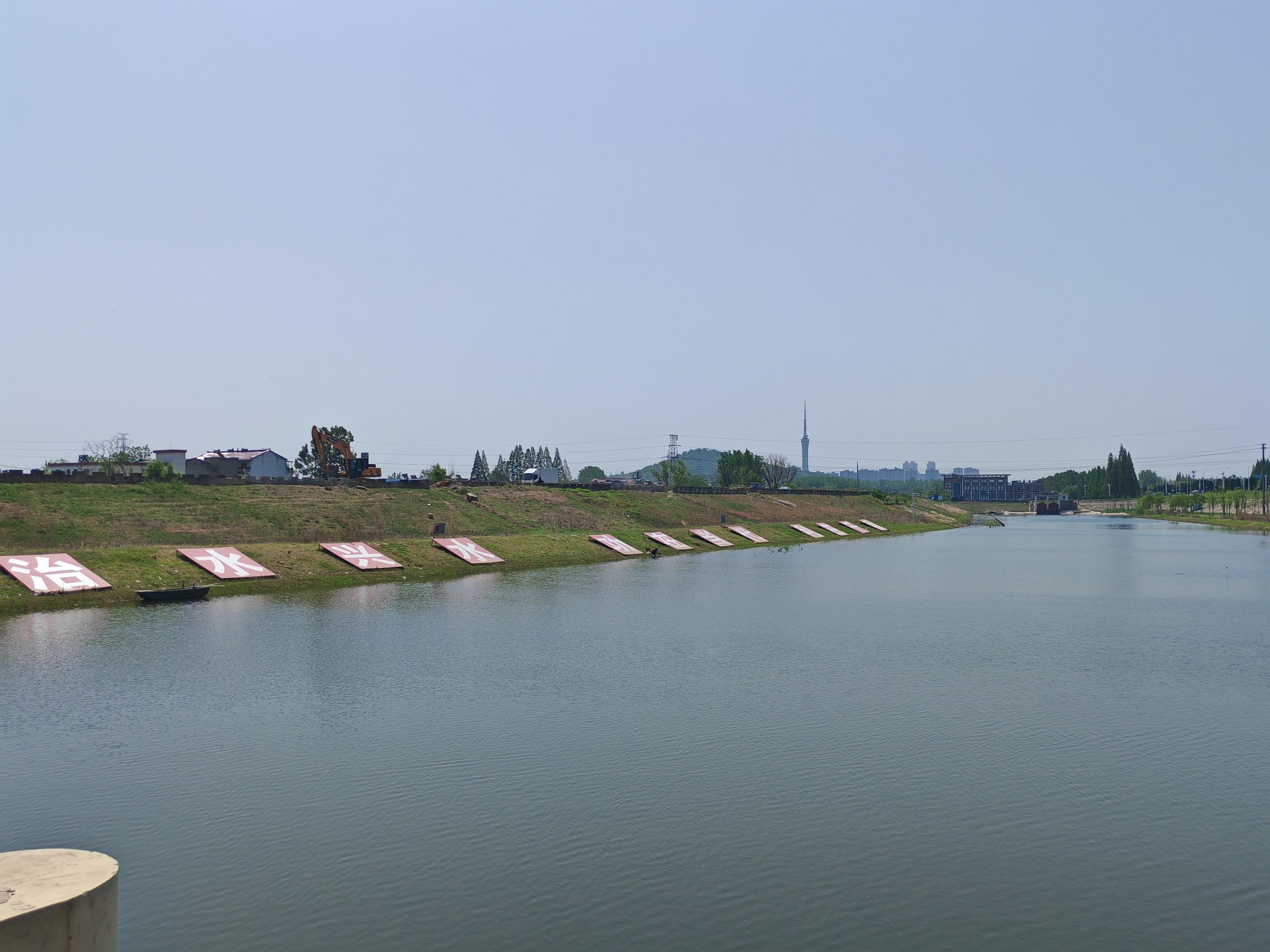 在龍子湖樞紐上眺望靚麗的淮河美景。人民網(wǎng)記者 王子鋒攝