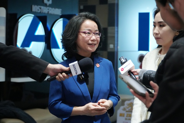 沈敏娟大使接受中蒙主流媒體采訪。中國(guó)駐蒙古國(guó)使館供圖