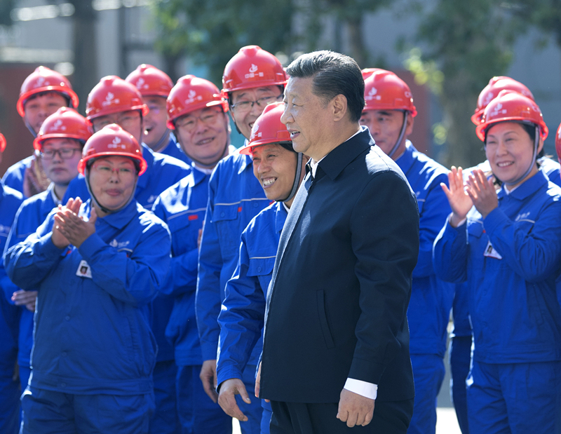 2018年9月26日，在中國一重集團(tuán)，習(xí)近平總書記走到工人中間，同大家親切交流。