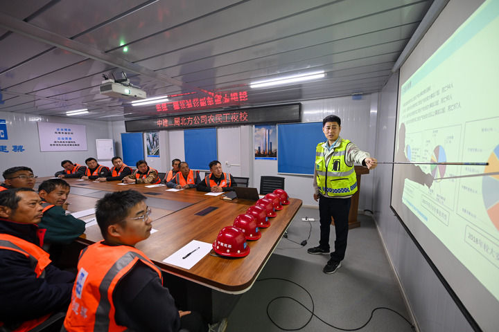 2024年11月13日，在中建二局北方公司天津項(xiàng)目部，工程技術(shù)人員為勞動(dòng)者開展技能培訓(xùn)。新華社記者 孫凡越 攝