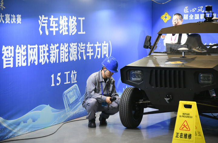 2024年9月11日，由全國總工會(huì)、人力資源和社會(huì)保障部等單位主辦的第八屆全國職工職業(yè)技能大賽決賽在陜西開幕。這是選手在位于西安國際會(huì)展中心的比賽場地參加汽車維修工（智能網(wǎng)聯(lián)新能源汽車方向）工種比賽。新華社記者 張博文 攝