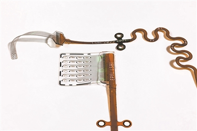 新開(kāi)發(fā)的ABI旨在輕柔地貼合腦組織，提高信號(hào)精度和患者舒適度。圖片來(lái)源：瑞士洛桑聯(lián)邦理工學(xué)院