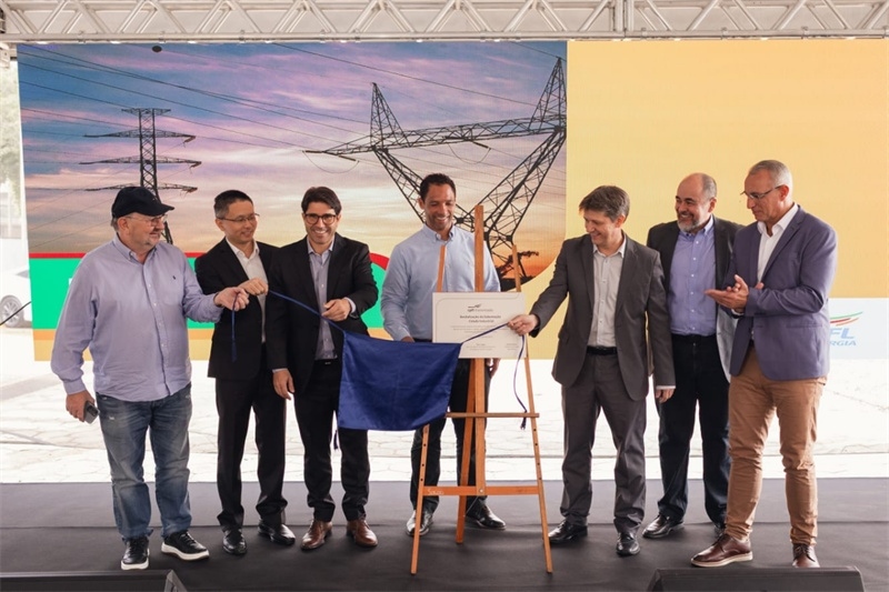 CPFL公司執(zhí)行副總裁弗拉維奧·恩里克·里貝羅（中）、CPFL輸電公司總裁李甫（左二）、南里奧格蘭德州州議員阿洛伊西奧·克拉斯曼（左一）、州長代表豪爾赫·波佐邦（右一）等出席投運儀式。 中國國家電網(wǎng)巴西電力CPFL公司供圖