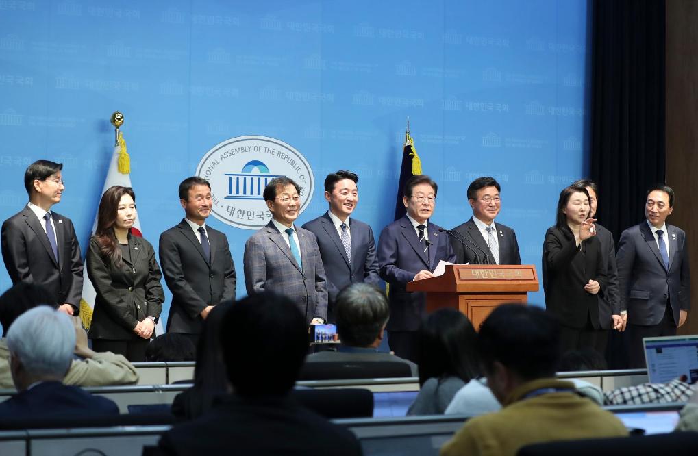 4月11日，李在明在韓國首爾舉行的新聞發(fā)布會上介紹他的總統(tǒng)競選團隊。新華社記者姚琪琳攝