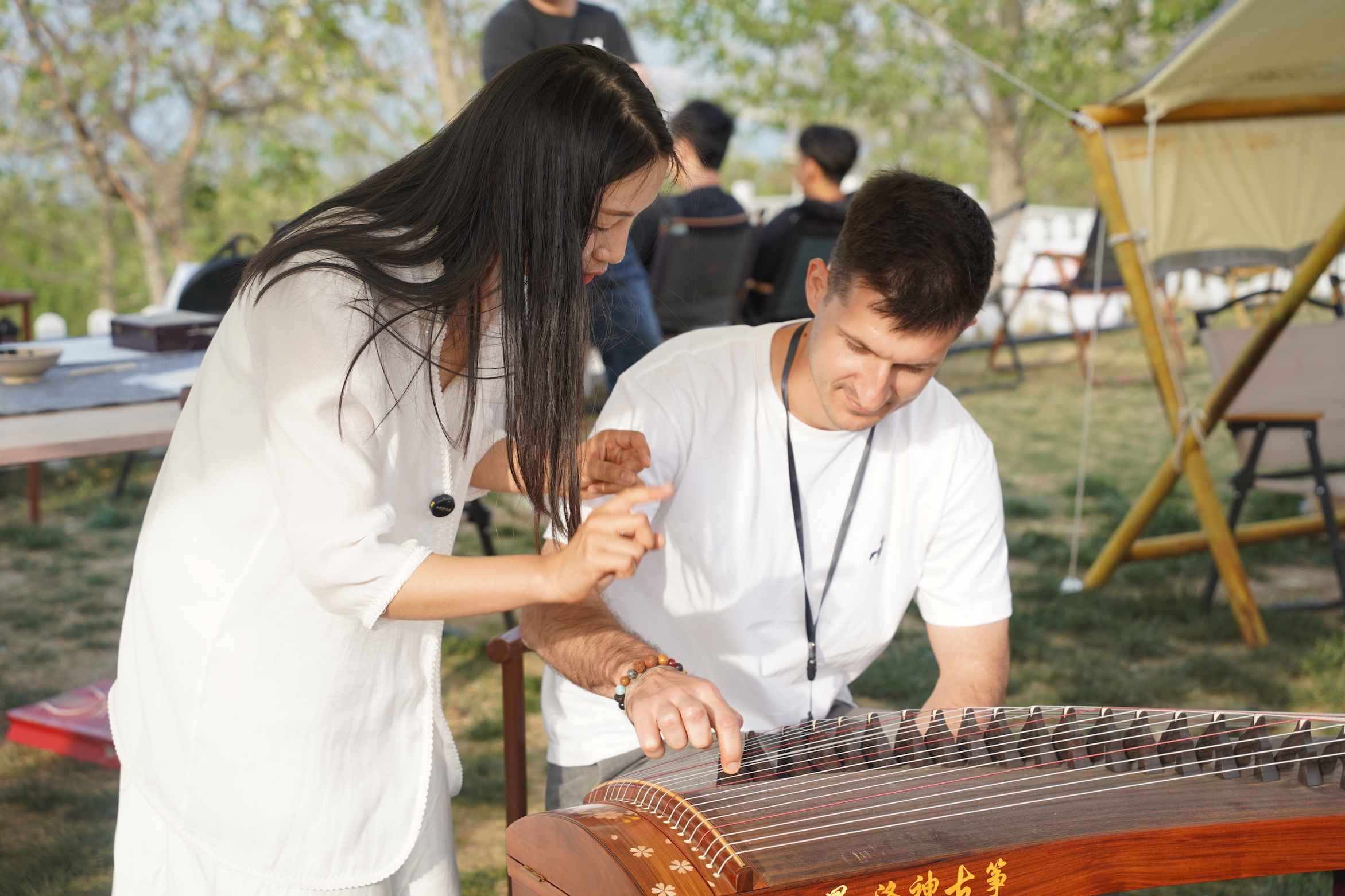 外媒體記者古箏體驗(yàn)。主辦方供圖