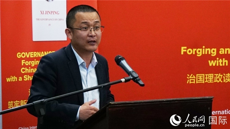 中非青年婦女協(xié)會主席、南非大學(xué)教授秦效順在讀書會上發(fā)言。人民網(wǎng) 劉暢攝