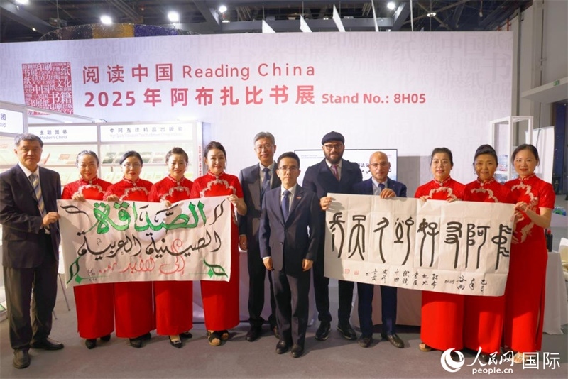 4月27日，中阿書法交流體驗在阿布扎比書展期間舉行。人民網(wǎng)記者 張志文攝