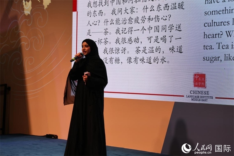 第四屆“阿聯(lián)酋眼中的中國”中文比賽上，一位阿聯(lián)酋漢語學(xué)習(xí)者與觀眾分享對中國茶文化的思考。人民網(wǎng)記者 張志文攝