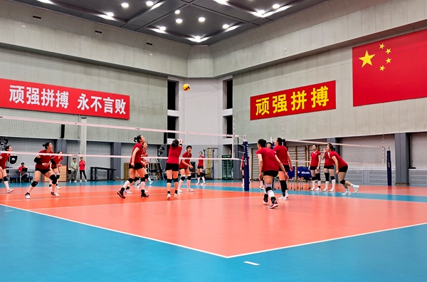 4月28日，中國(guó)女排在主教練趙勇的帶領(lǐng)下進(jìn)行訓(xùn)練。人民網(wǎng)記者 胡雪蓉?cái)z