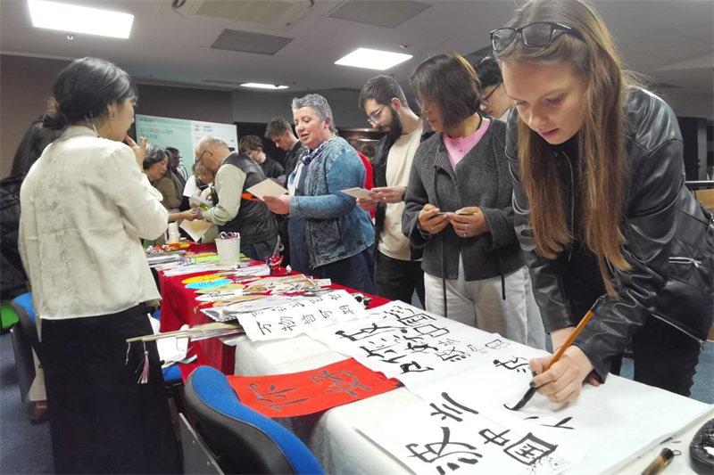 現(xiàn)場(chǎng)來賓體驗(yàn)中國(guó)傳統(tǒng)文化。中國(guó)駐波蘭大使館供圖。