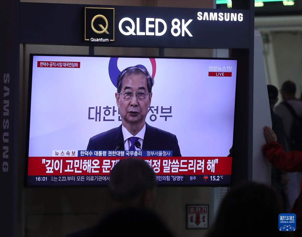 5月1日，在韓國首爾火車站，民眾觀看韓德洙辭職的新聞。新華社記者 姚琪琳 攝