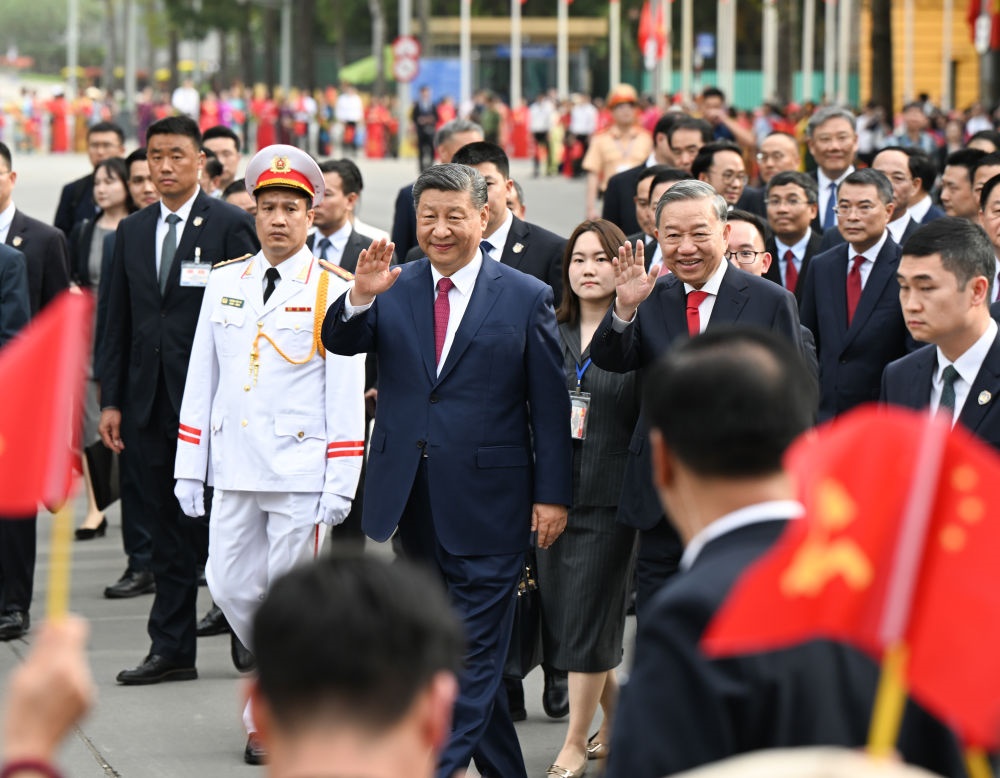4月14日，中共中央總書記、國(guó)家主席習(xí)近平抵達(dá)河內(nèi)對(duì)越南進(jìn)行國(guó)事訪問(wèn)。當(dāng)日下午，越共中央總書記蘇林為習(xí)近平舉行隆重歡迎儀式。這是歡迎儀式后，習(xí)近平和蘇林一同步行前往越共中央駐地舉行會(huì)談時(shí)，向歡迎人群揮手致意。新華社記者 張領(lǐng) 攝