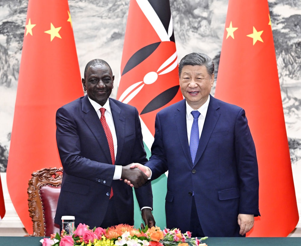 4月24日上午，國(guó)家主席習(xí)近平在北京人民大會(huì)堂同來(lái)華進(jìn)行國(guó)事訪問(wèn)的肯尼亞總統(tǒng)魯托舉行會(huì)談。這是習(xí)近平同魯托握手。新華社記者 岳月偉 攝