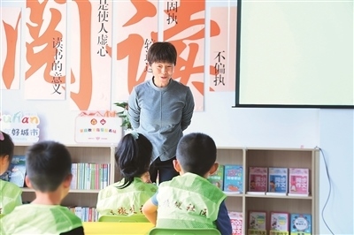 田桂月帶領(lǐng)孩子共讀繪本《點(diǎn)》。李澤罡攝