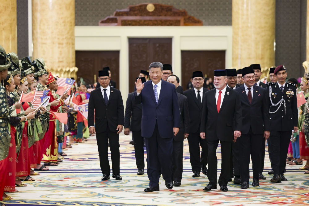 4月16日上午，馬來(lái)西亞最高元首易卜拉欣在馬來(lái)西亞國(guó)家王宮同中國(guó)國(guó)家主席習(xí)近平舉行會(huì)見。會(huì)見后，習(xí)近平出席易卜拉欣舉行的歡迎宴會(huì)。這是習(xí)近平向歡迎人群揮手致意。新華社記者 黃敬文 攝