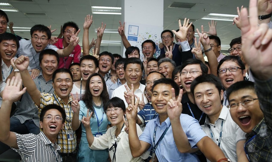 2013年8月29日，習(xí)近平總書記在東軟集團(tuán)（大連）有限公司同年輕員工親切合影。新華社記者 鞠鵬 攝