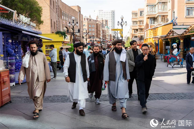 代表團(tuán)在新疆國(guó)際大巴扎參觀。人民網(wǎng)記者 章凱風(fēng)攝