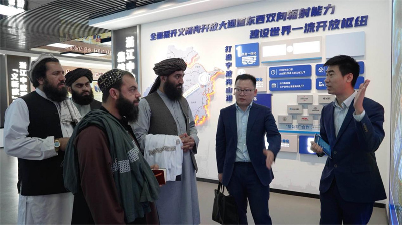 代表團(tuán)在義新歐班列始發(fā)站參觀。CGTN記者 楊剛攝