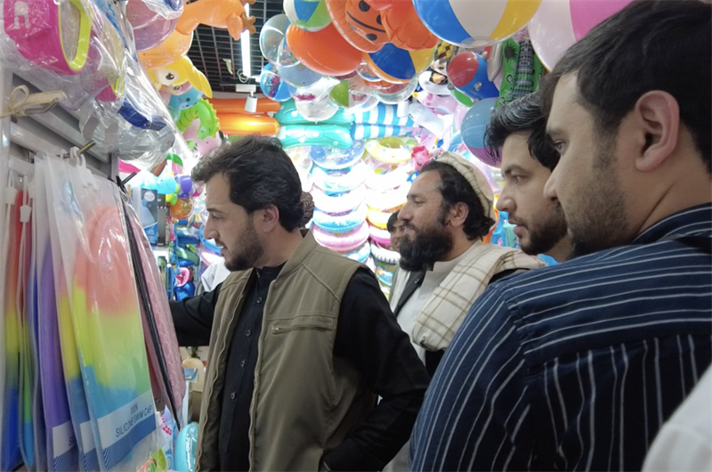 代表團(tuán)在義烏國(guó)際商貿(mào)城參觀。CGTN記者 楊剛攝