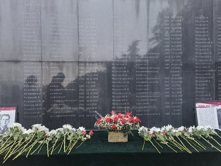 在南京抗日航空烈士紀(jì)念館鐫刻有蘇聯(lián)籍抗日航空英烈名錄的紀(jì)念碑前，擺放著人們獻(xiàn)上的鮮花（2024年11月22日攝）。新華社記者 邱冰清 攝