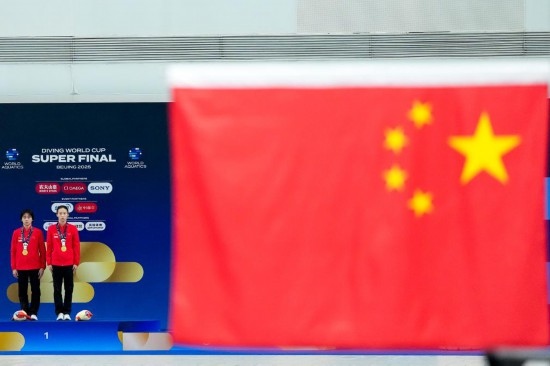 5月2日，獲得2025年跳水世界杯總決賽女子雙人10米臺冠軍的中國組合陳芋汐（右）/全紅嬋在頒獎儀式上。新華社記者 鞠煥宗 攝