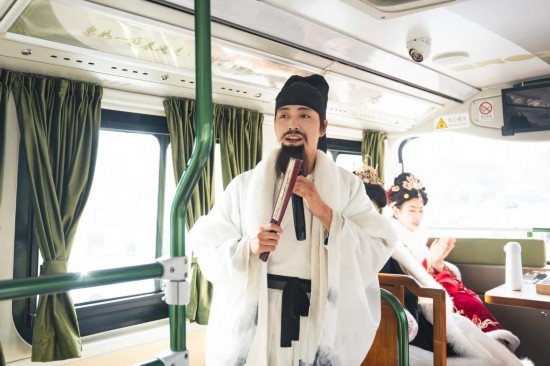 身著古裝的“伴游”在“長安尋夢”主題觀光車上為游客講解。（受訪者供圖）