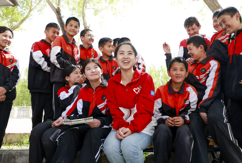 4月23日，在新疆克州阿圖什市哈拉峻鄉(xiāng)謝依特小學(xué)，支教教師高淑賢和學(xué)生們在一起。